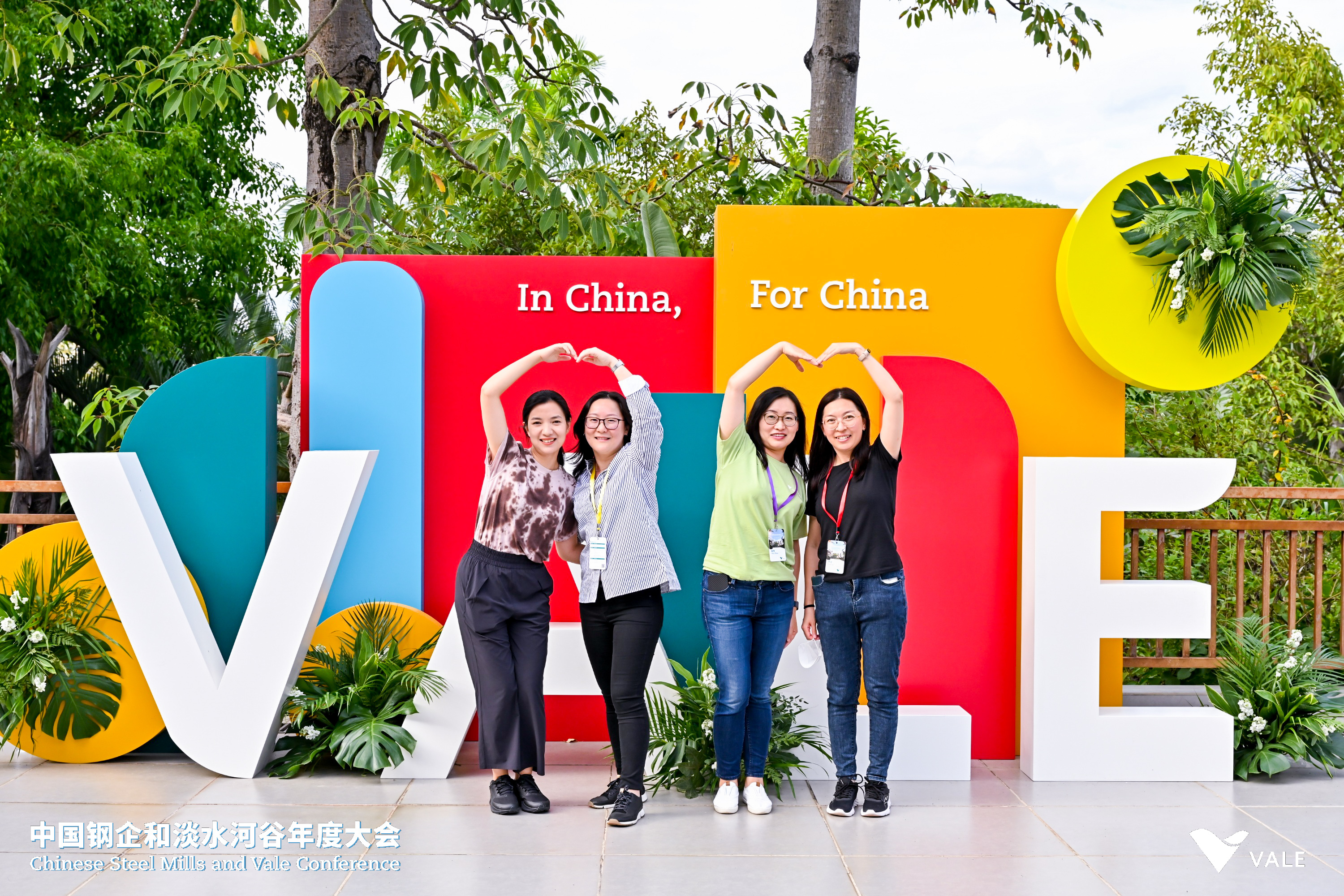 美女与标志性建筑合影