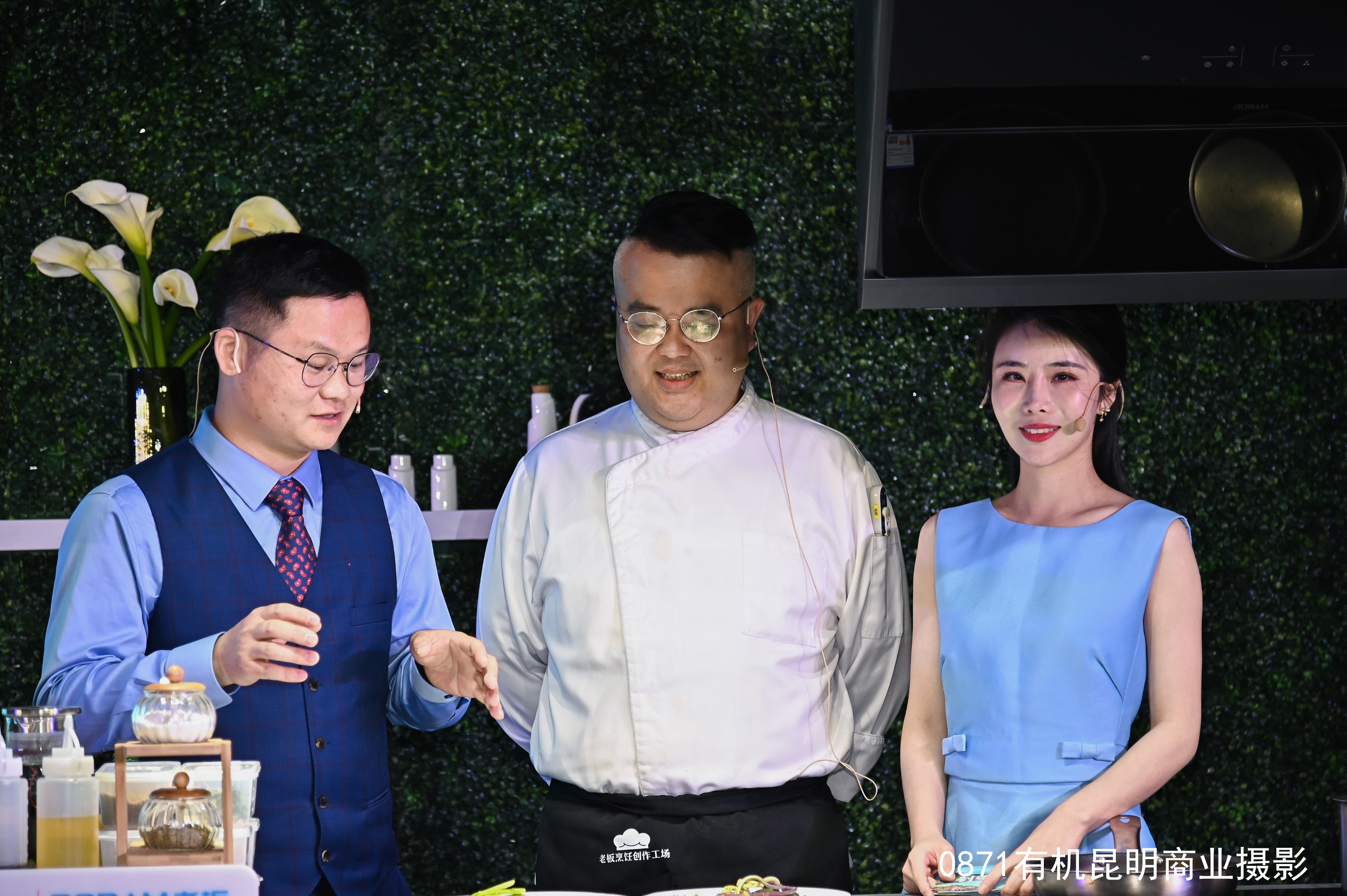 星级大厨开始烹饪美食，主持人进行讲解!